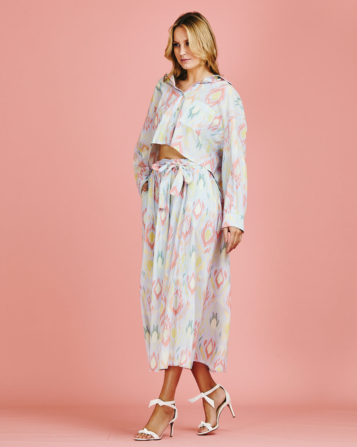 NV34210 - CM CROPPED IKAT SKY LADO 2 Camisa Cropped Estampa Ikat - Imagem 5