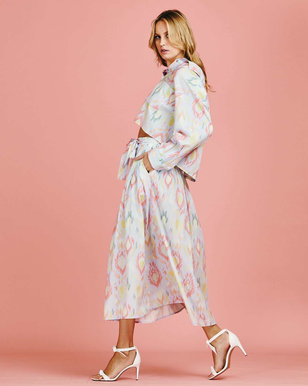 NV34210 - CM CROPPED IKAT SKY LADO Camisa Cropped Estampa Ikat - Imagem 4